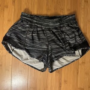 Lululemon Hotty Hot Low-Rise Lined Short 2.5" Size 6 Reg